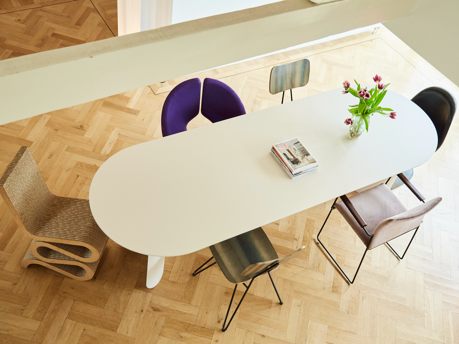 <p>Plateau dining table</p>